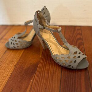 Crown Vintage T-Strap Leather Peep Toe, size 8